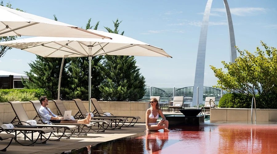 Rooftop hotel pool with a view of the Gateway Arch